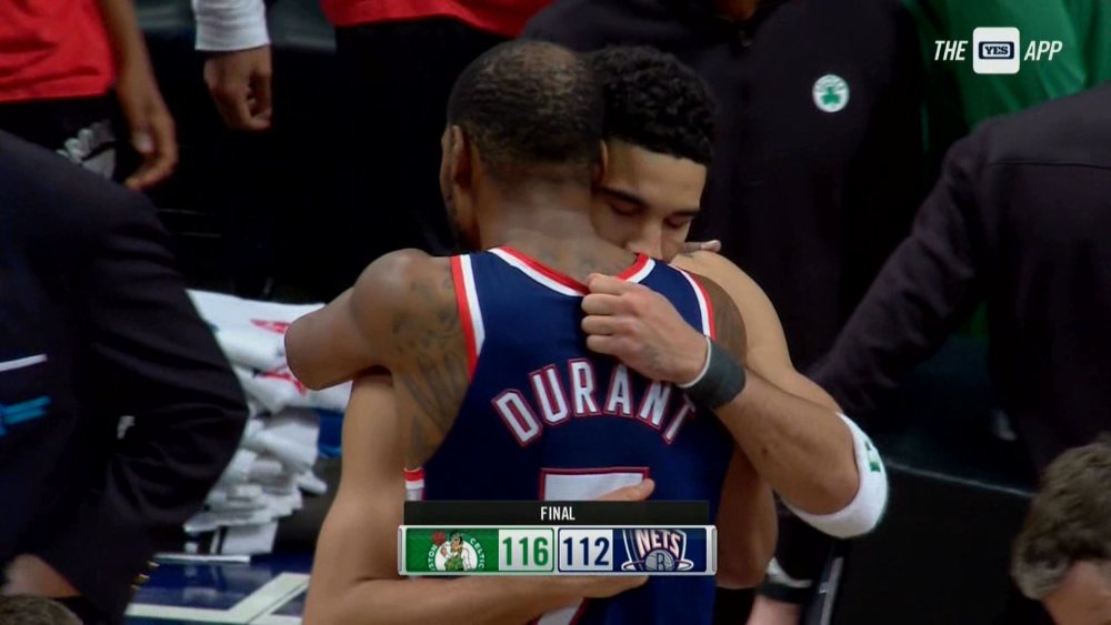  曼联争议红牌引热议，B费染红离场球队惨遭绝杀  