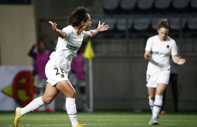  里昂女足四连冠创历史新纪录  