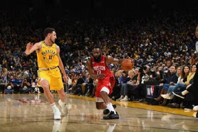  库里三分绝杀雷霆迎五连胜  