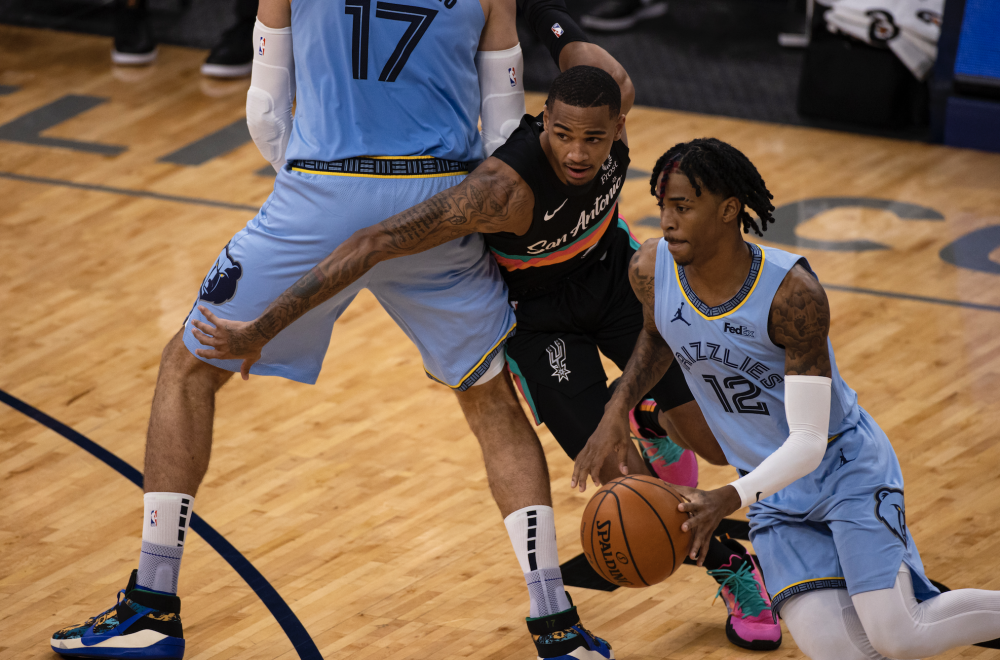  莫兰特压哨跳投灰熊险胜鹈鹕保前八