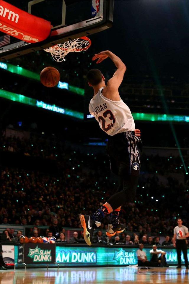  拉文扣篮大赛般表演公牛大胜活塞结束连败